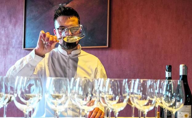 Álvaro Sobradillo cata algunos vinos blancos de la Denominación de Origen Rueda en el hotel AC Palacio de Santa Ana. 