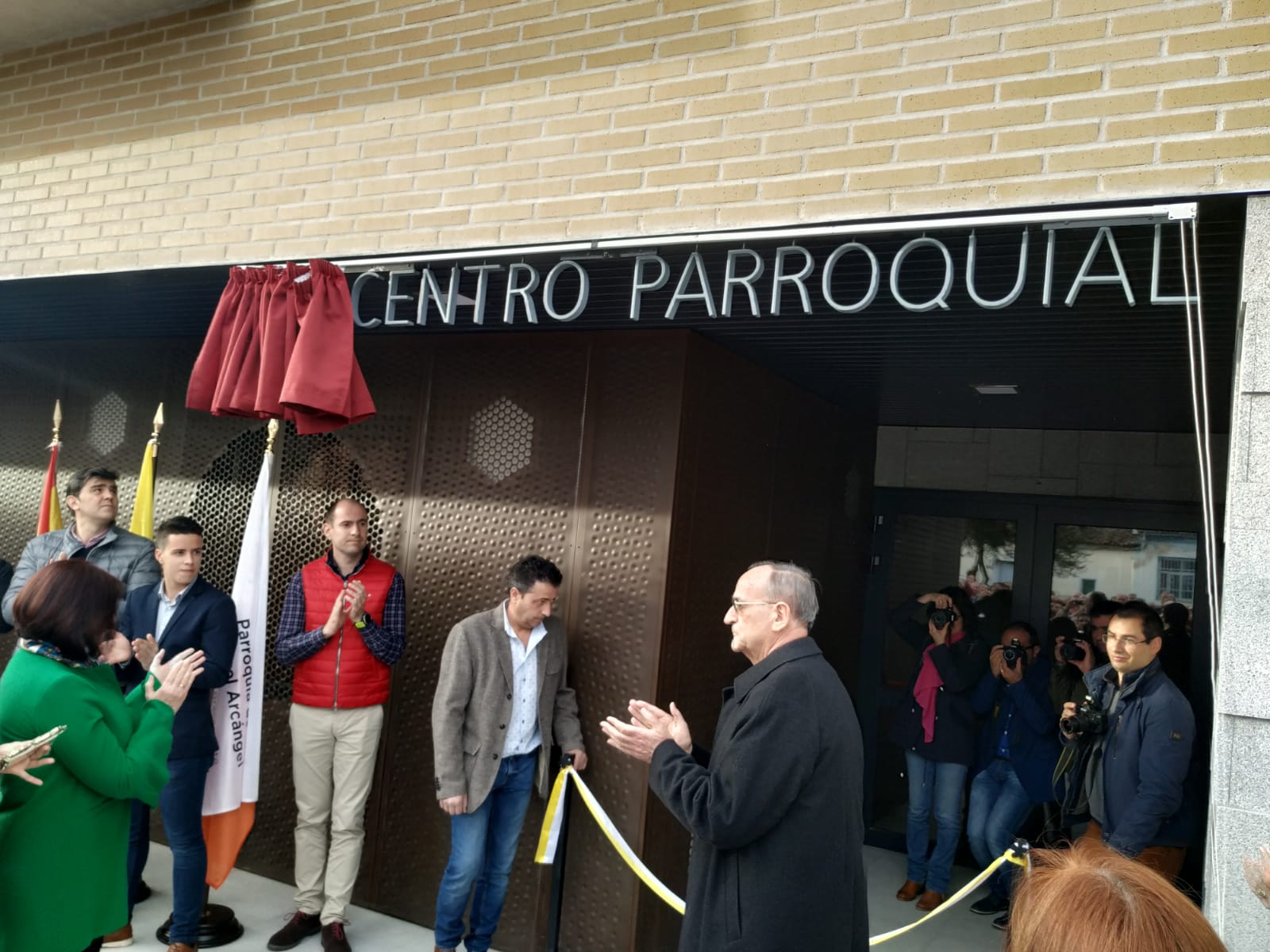El obispo aplaude tras la bendición del nuevo centro parroquial.