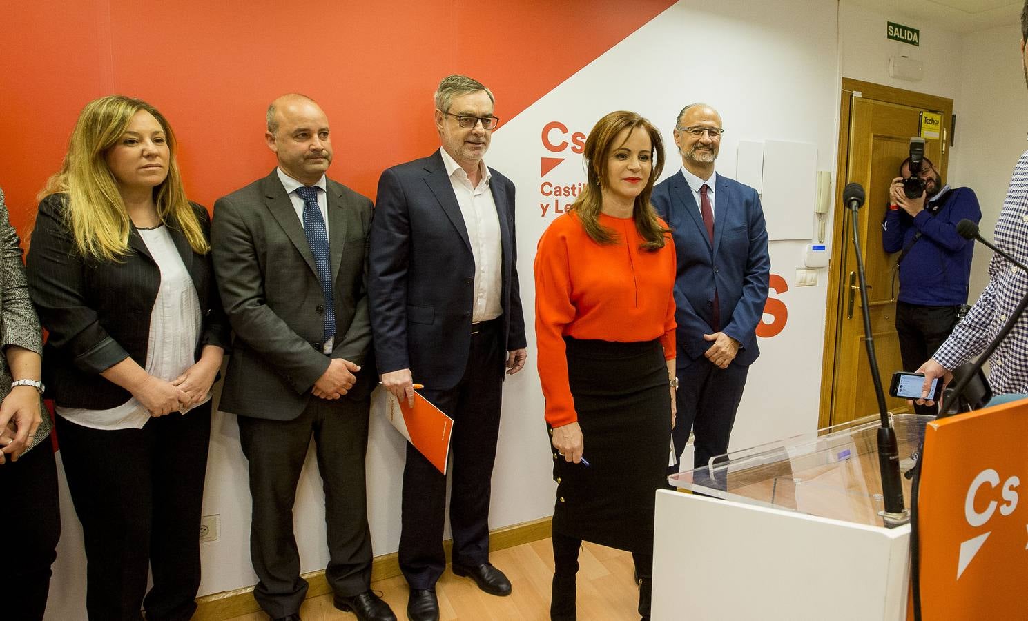 Clemente ha comparecido en la misma sede y sala de prensa donde el diputado por Valladolid, Francisco Igea, anunciaba ayer que le plantará cara en unas primarias que se antojan arduas