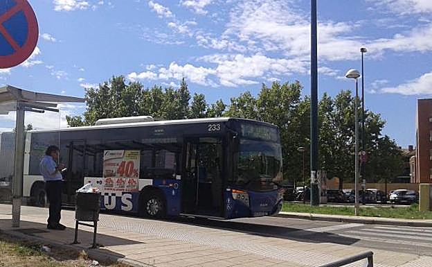 Conductor de Auvasa espera para emprender la ruta. 