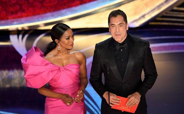 La actriz estadounidense, Angela Bassett, junto al actor español Javier Bardem en la ceremonia de los Oscar. 