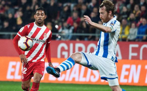 David Zurutuza (d), intenta controlar el balón ante Douglas Luiz. 