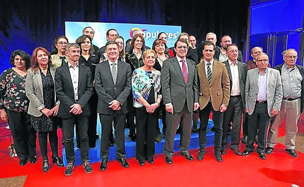 Alfonso Fernández Mañueco, Francisco Vázquez y Paloma Sanz con los candidatos presentados ayer en San Cristóbal. 