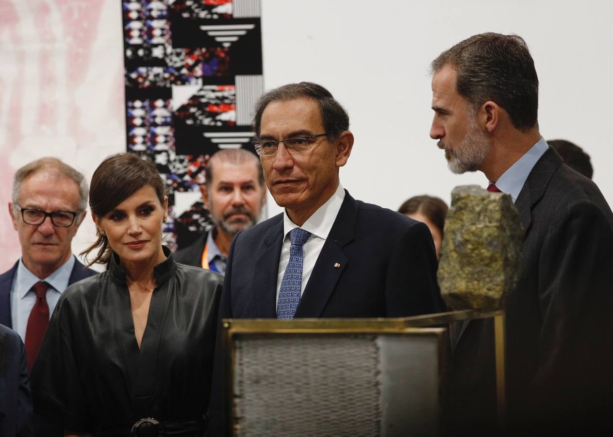 Don Felipe y doña Letizia asistieron hoy a la apertura de la Feria Internacional de Arte Contemporáneo ARCO en el recinto ferial IFEMA de Madrid, con Perú como país invitado en esta edición