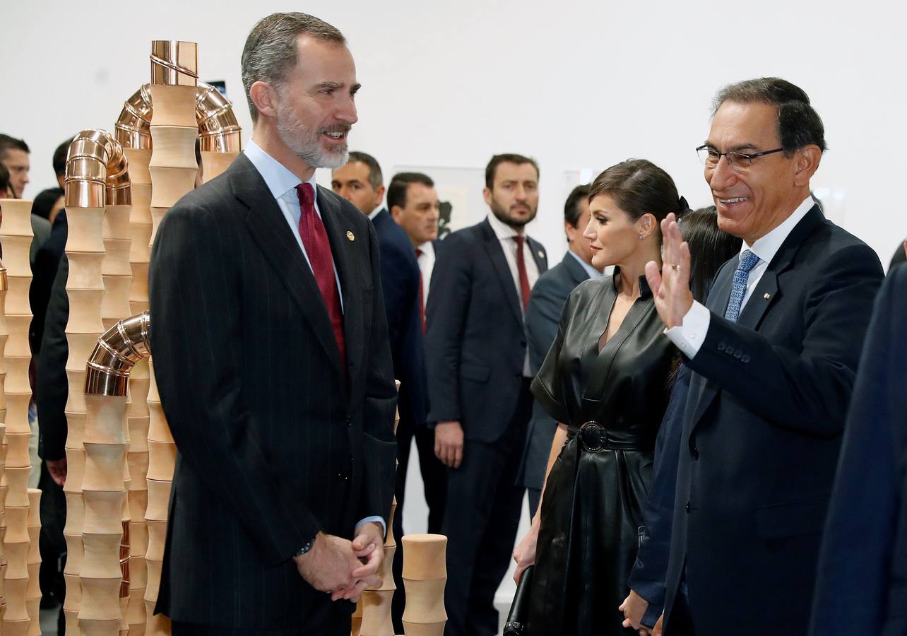 Don Felipe y doña Letizia asistieron hoy a la apertura de la Feria Internacional de Arte Contemporáneo ARCO en el recinto ferial IFEMA de Madrid, con Perú como país invitado en esta edición