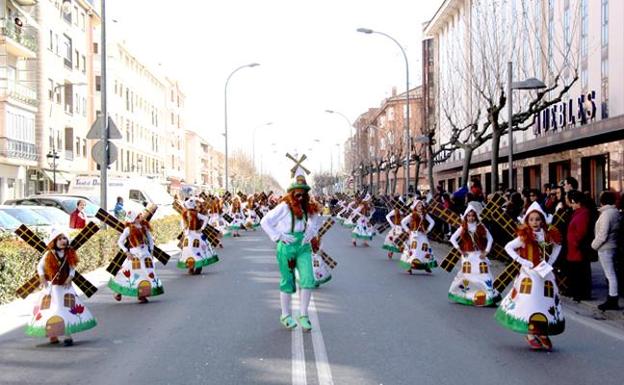 Una comparsa en el desfile de carnaval de Arévalo.