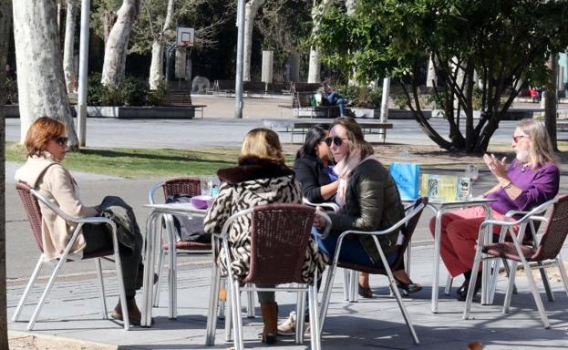 Los vallisoletanos han aprovechado estos días de sol para tomar algo en las terrazas de la ciudad.