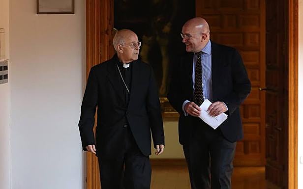Ricardo Blázquez y Jesús Julio Carnero, tras la firma del convenio.