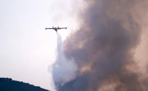 Columna de humo del incendio que ha afectado a los términos municipales de Villafranca de la Sierra y Navacepedilla del Corneja (Ávila). 