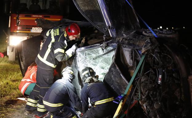 Los Bomberos excarcelan a los ocupantes del vehículo. 