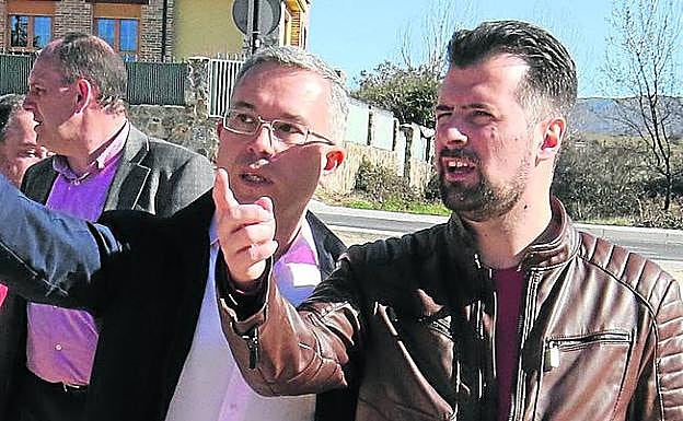 Tudanca, a la derecha, ayer en Palazuelos. 