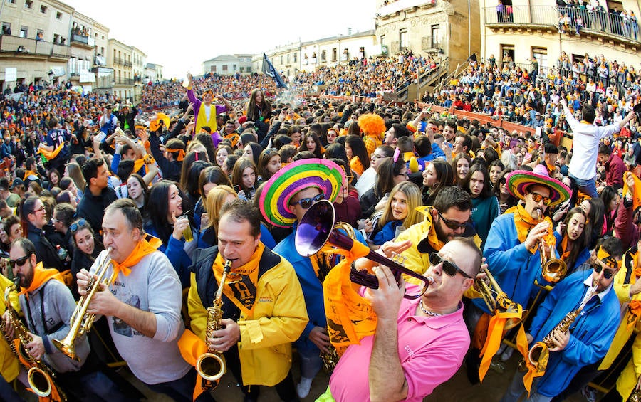 Miles de personas acudieron a la plaza mayor de Ciudad Rodrigo para presenciar el Campanazo.