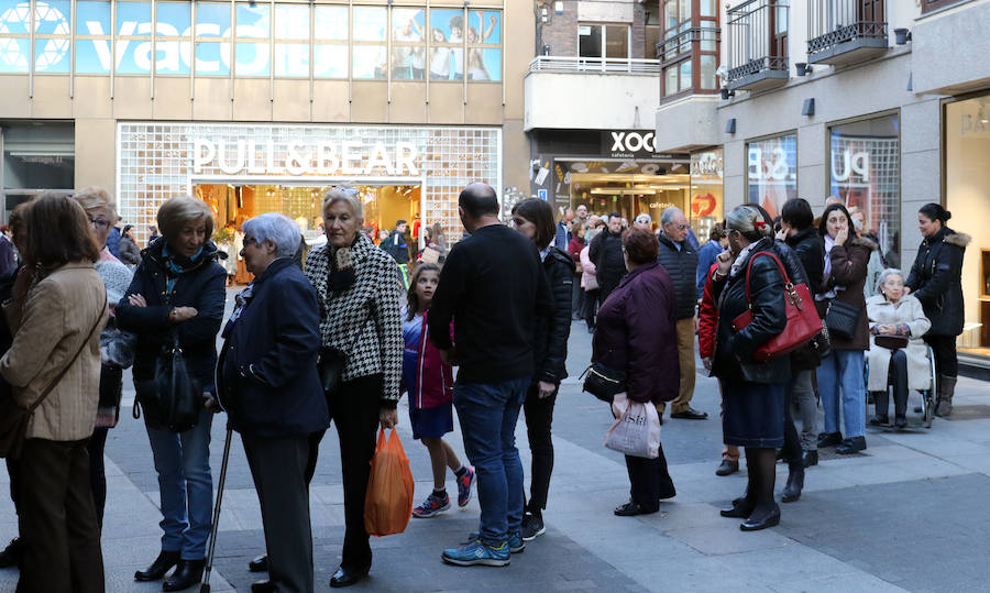 Fotos: Besapié al Nazareno en la Iglesia de Santiago de Valladolid