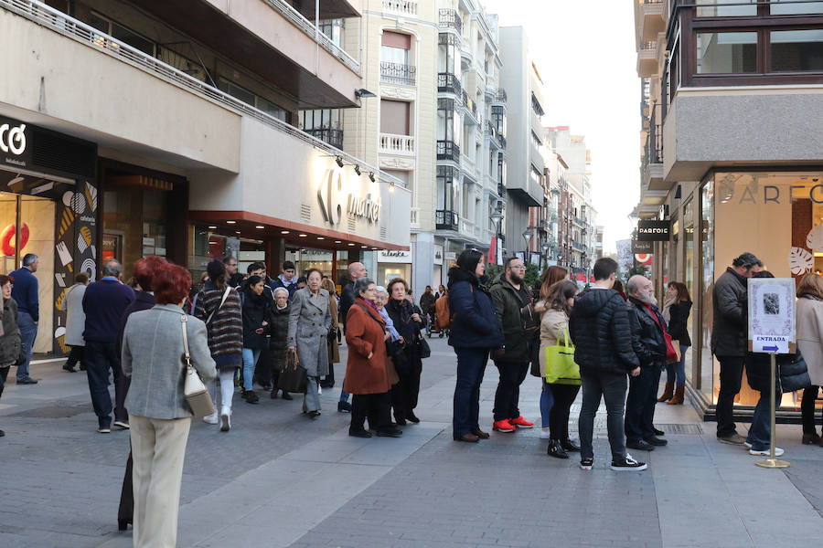 Fotos: Besapié al Nazareno en la Iglesia de Santiago de Valladolid