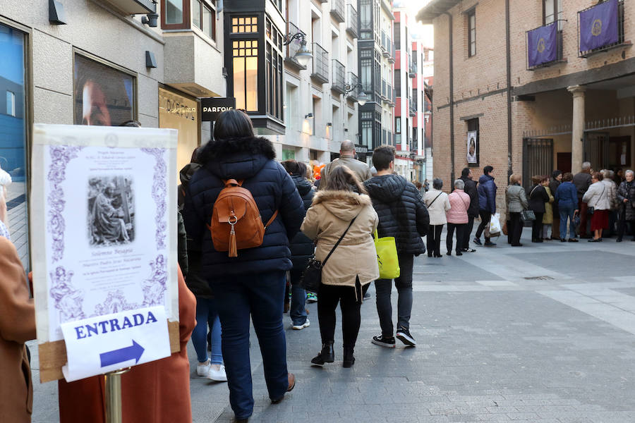 Fotos: Besapié al Nazareno en la Iglesia de Santiago de Valladolid