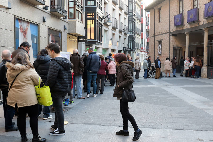 Fotos: Besapié al Nazareno en la Iglesia de Santiago de Valladolid