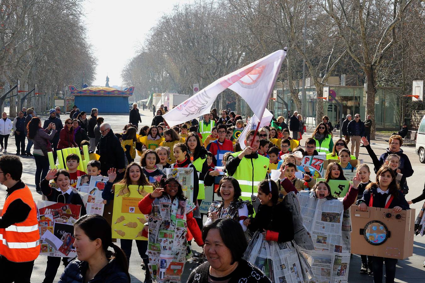 Cerca de quinientos escolares protagonizan un desfile desde la Acera de Recoletos hasta la Plaza Mayor, donde la conciencia ecológica ha servido de guía para la confección de los disfraces