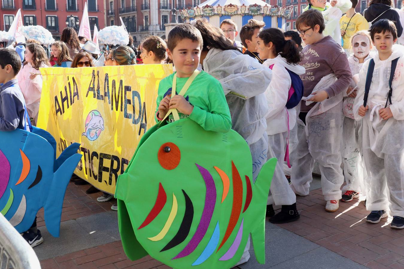 Cerca de quinientos escolares protagonizan un desfile desde la Acera de Recoletos hasta la Plaza Mayor, donde la conciencia ecológica ha servido de guía para la confección de los disfraces