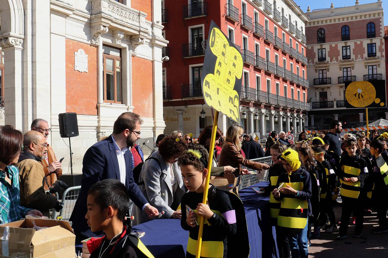 Cerca de quinientos escolares protagonizan un desfile desde la Acera de Recoletos hasta la Plaza Mayor, donde la conciencia ecológica ha servido de guía para la confección de los disfraces