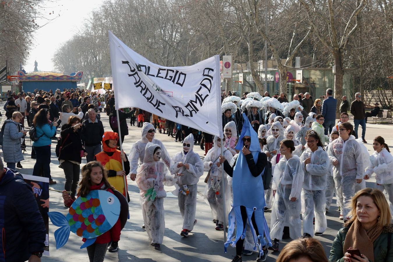 Cerca de quinientos escolares protagonizan un desfile desde la Acera de Recoletos hasta la Plaza Mayor, donde la conciencia ecológica ha servido de guía para la confección de los disfraces