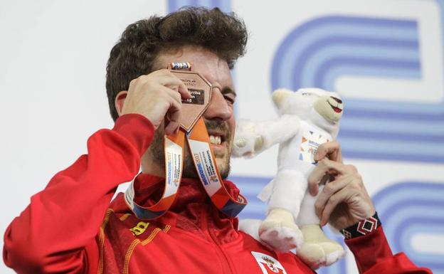 Álvaro de Arriba con su bronce de 2017 en Belgrado. 