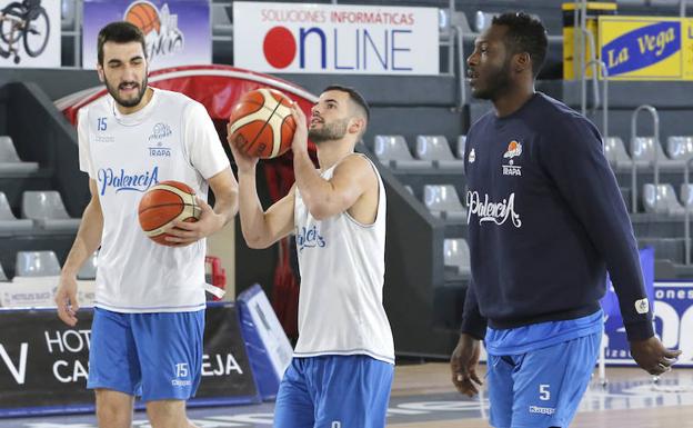 Veljkovic, con Zubizarreta y Kone, en su primer entrenamiento a las órdenes de Carles Marco. 