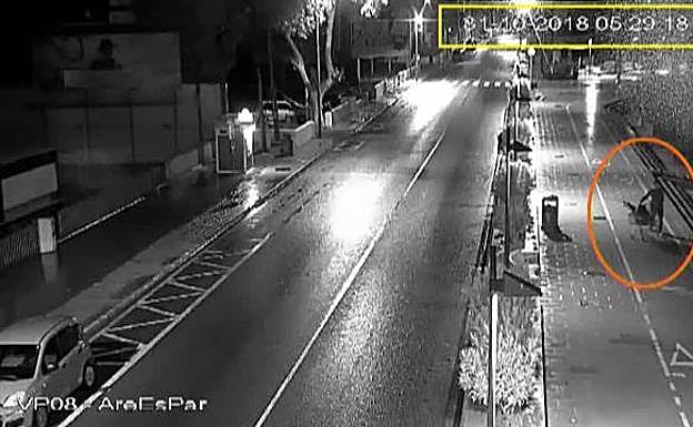 El principal sospechoso porta un bulto de grandes dimensiones. 