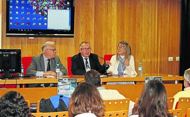 El delegado de la Junta interviene durante la jornada. 