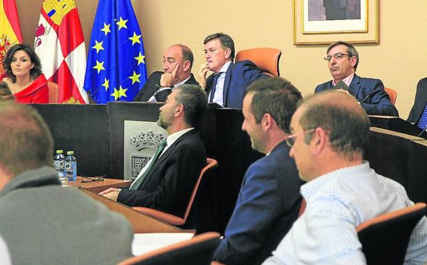 En primer término, diputados socialistas y, al fondo, Francisco Vázquez (centro). 