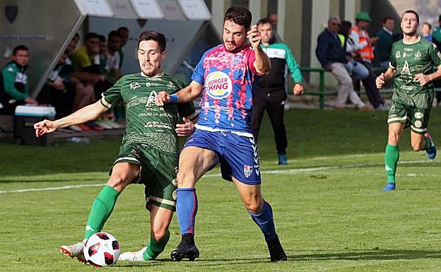 Mika pelea el balón en el duelo de la primera vuelta ante el Astorga, en La Albuera. 