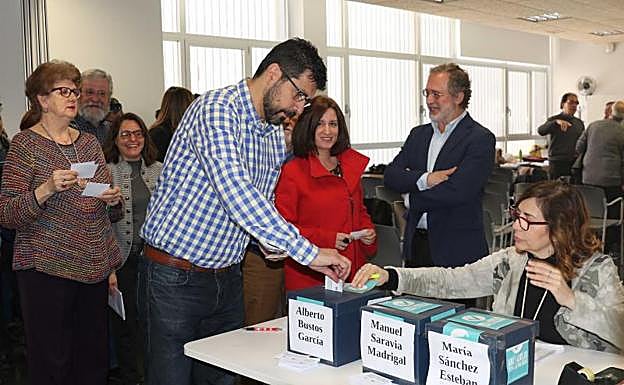 Alberto Bustos, en primer término, con María Sánchez y Manuel Saravia detrás, durante las votaciones. 
