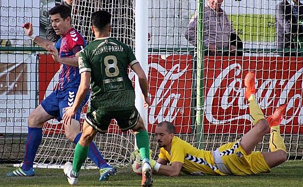Facundo ataja ante el apoyo de Anel una internada del Astorga. 