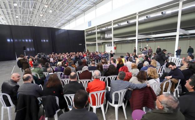 Asistentes al acto de Podemos, en la Feria de Valladolid.