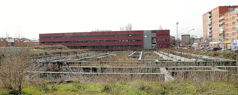 Solar abandonado, en el que debían levantarse la nueva Escuela de Arte, junto al colegio Loyola. 