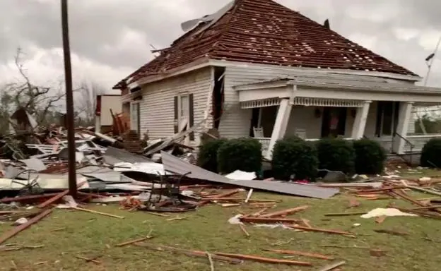 Una oleada de violentos tornados deja al menos 23 muertos en Alabama