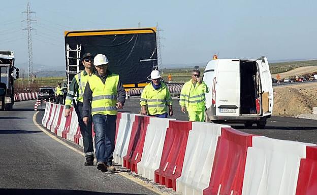 Operarios que trabajan en las obras de la SG-20. 