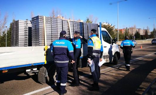 Agentes de la Policía Local muestran a dos compañeros de Avilés cómo inspeccionar la carga de una camioneta. 