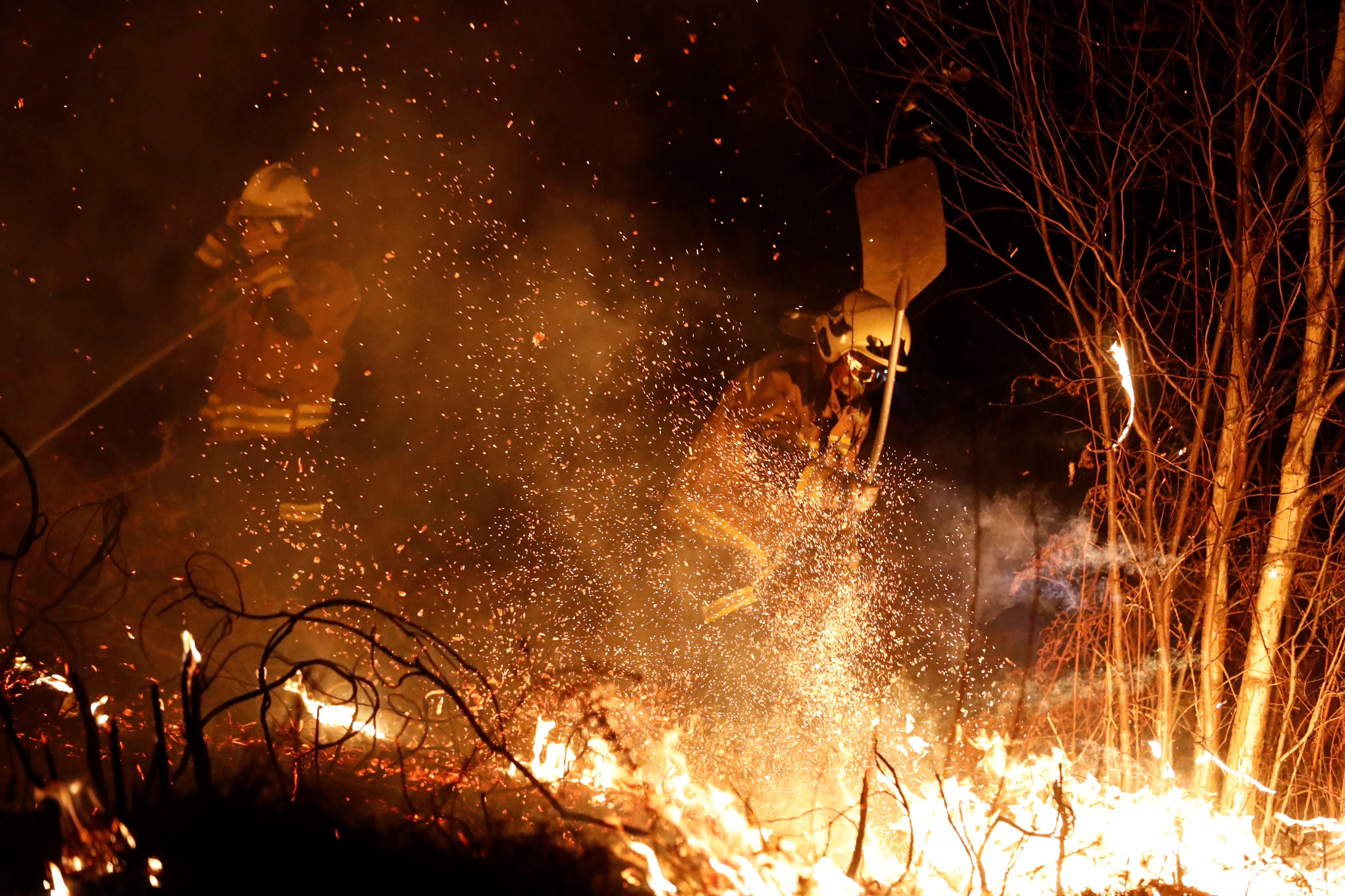 El norte de España se ha visto asolado este fin de semana con más de un centenar de incendios que han afectado duramente a Asturias, Cantabria y Vizcaya. Algunos de ellos ya están controlado, pero, en el Principado, 99 de ellos aún continuan en activos; mientras que en Cantabria el número de incendios activos se ha rebajado de 21 a 17, de un total de más de 60 que fueron provocados en la comunidad autónoma.