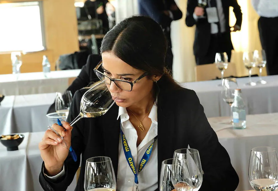 Imagen secundaria 1 - En la imagen de arriba, Mónica Rosón decanta un vino durante el examen. Abajo, cata durante el en el Ruinart Challenge, en noviembre de 2018, en San Sebastián Gastronómika. 
