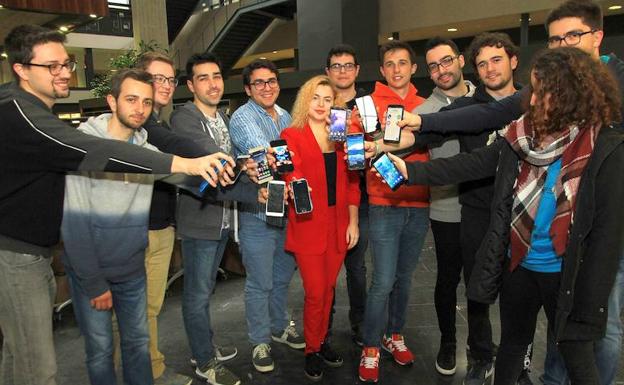 Estudiantes autores de los proyectos muestran en sus móviles las aplicaciones.