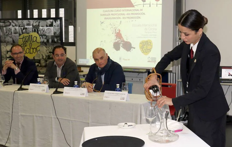 Imagen principal - En la imagen de arriba, Mónica Rosón decanta un vino durante el examen. Abajo, cata durante el en el Ruinart Challenge, en noviembre de 2018, en San Sebastián Gastronómika. 