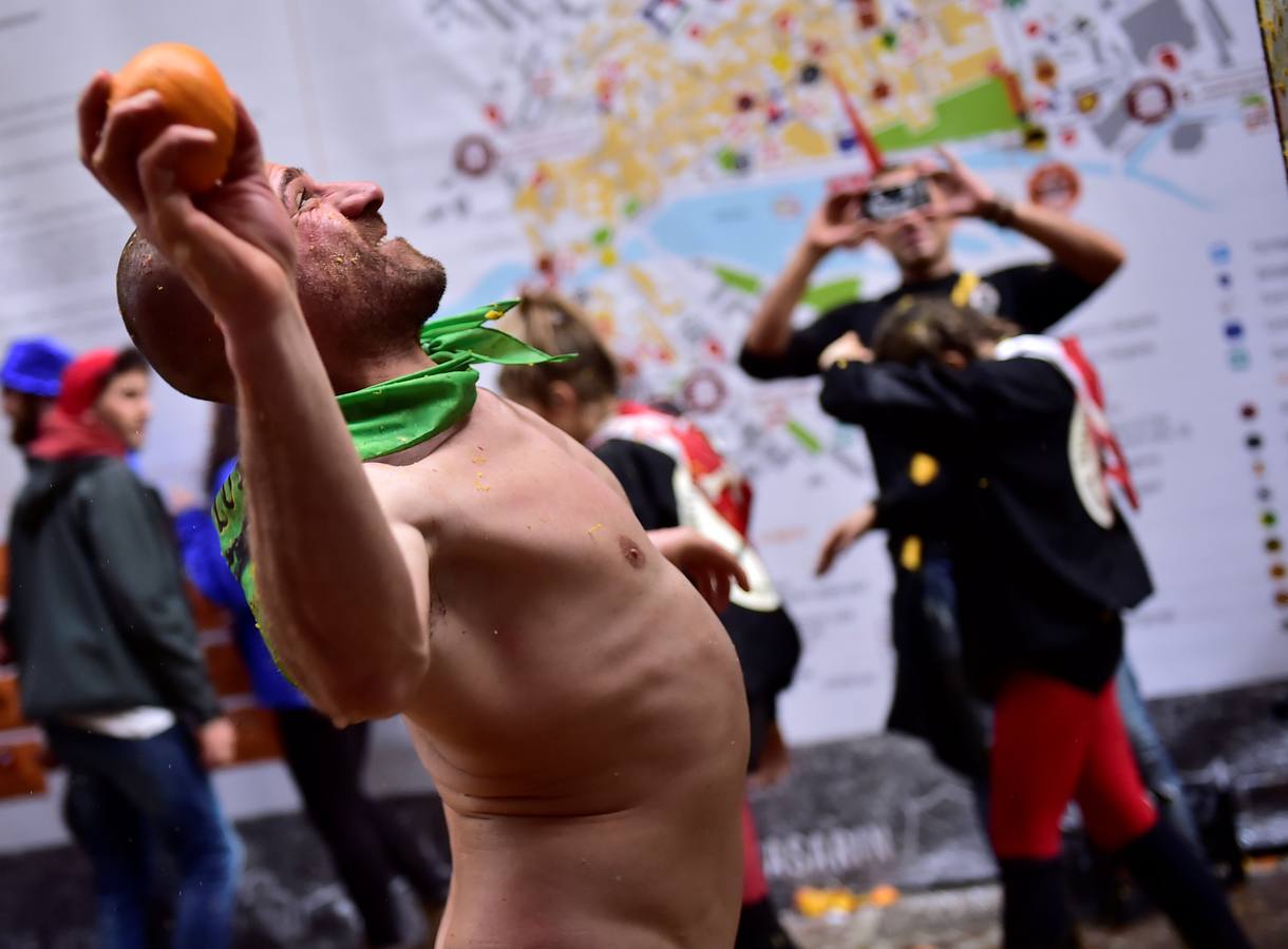 El histórico Carnaval de Ivrea, localidad de Piamonte en la provincia de Turín, representa la guerra civil entre el pueblo y las tropas reales napoleónicas, el día después de la muerte del odiado tirano Raineri de Bramante a manos de la 'Mugnaia' | Los equipos de lanzadores de naranjas a pie (el pueblo) defienden sus plazas de los lanzadores de los carros (el Estado Mayor Napoleónico) a golpe de naranja