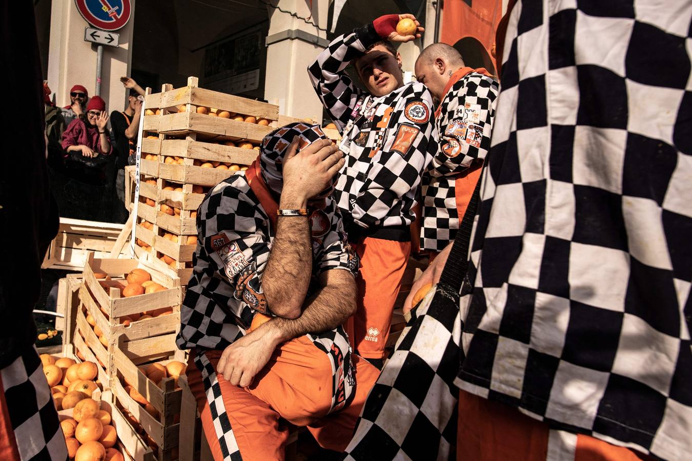El histórico Carnaval de Ivrea, localidad de Piamonte en la provincia de Turín, representa la guerra civil entre el pueblo y las tropas reales napoleónicas, el día después de la muerte del odiado tirano Raineri de Bramante a manos de la 'Mugnaia' | Los equipos de lanzadores de naranjas a pie (el pueblo) defienden sus plazas de los lanzadores de los carros (el Estado Mayor Napoleónico) a golpe de naranja