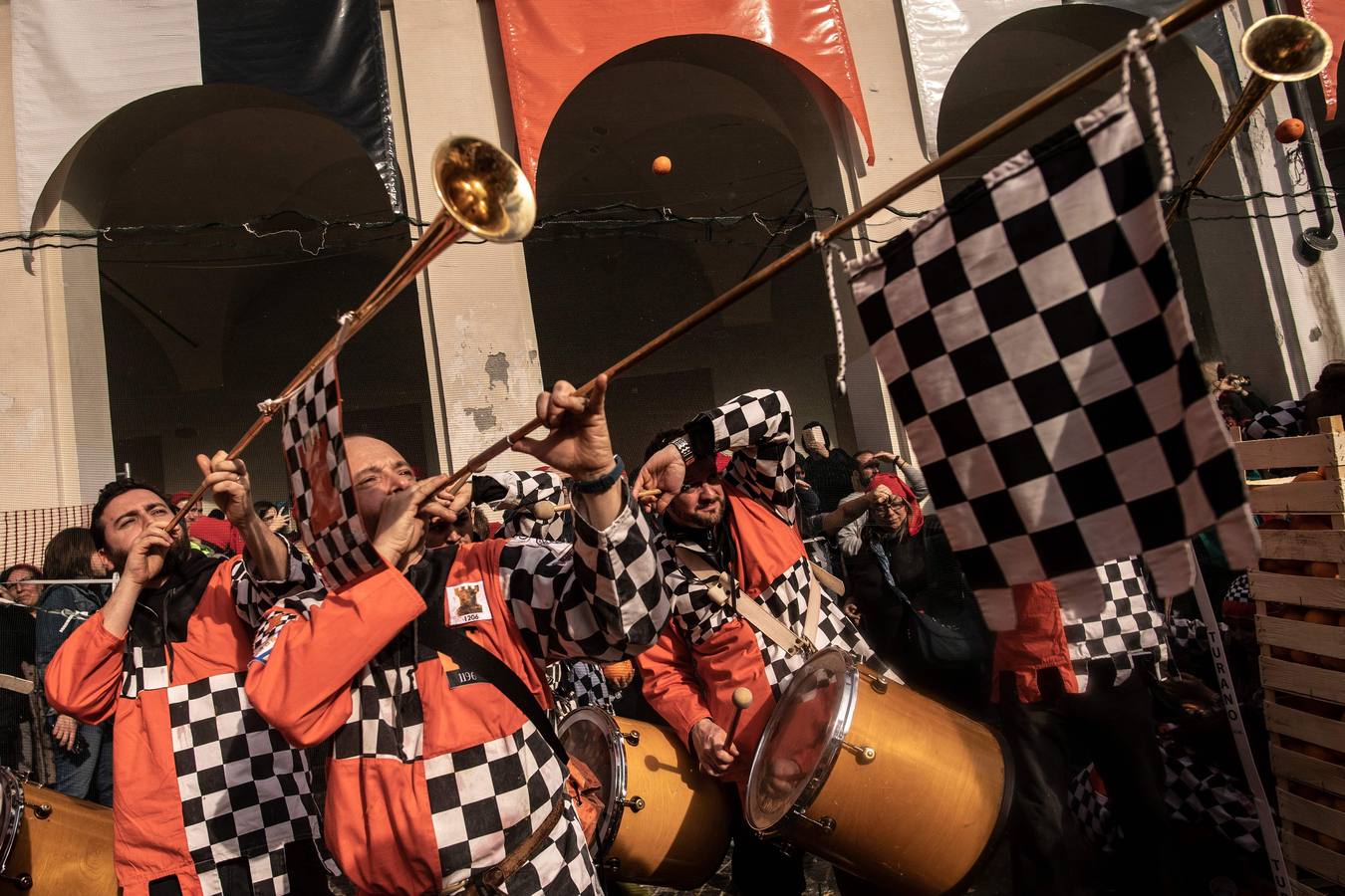 El histórico Carnaval de Ivrea, localidad de Piamonte en la provincia de Turín, representa la guerra civil entre el pueblo y las tropas reales napoleónicas, el día después de la muerte del odiado tirano Raineri de Bramante a manos de la 'Mugnaia' | Los equipos de lanzadores de naranjas a pie (el pueblo) defienden sus plazas de los lanzadores de los carros (el Estado Mayor Napoleónico) a golpe de naranja
