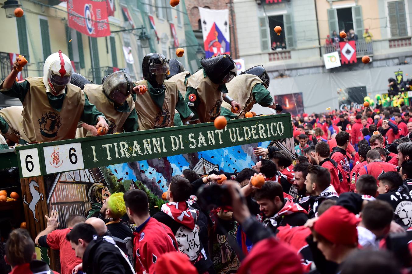 El histórico Carnaval de Ivrea, localidad de Piamonte en la provincia de Turín, representa la guerra civil entre el pueblo y las tropas reales napoleónicas, el día después de la muerte del odiado tirano Raineri de Bramante a manos de la 'Mugnaia' | Los equipos de lanzadores de naranjas a pie (el pueblo) defienden sus plazas de los lanzadores de los carros (el Estado Mayor Napoleónico) a golpe de naranja