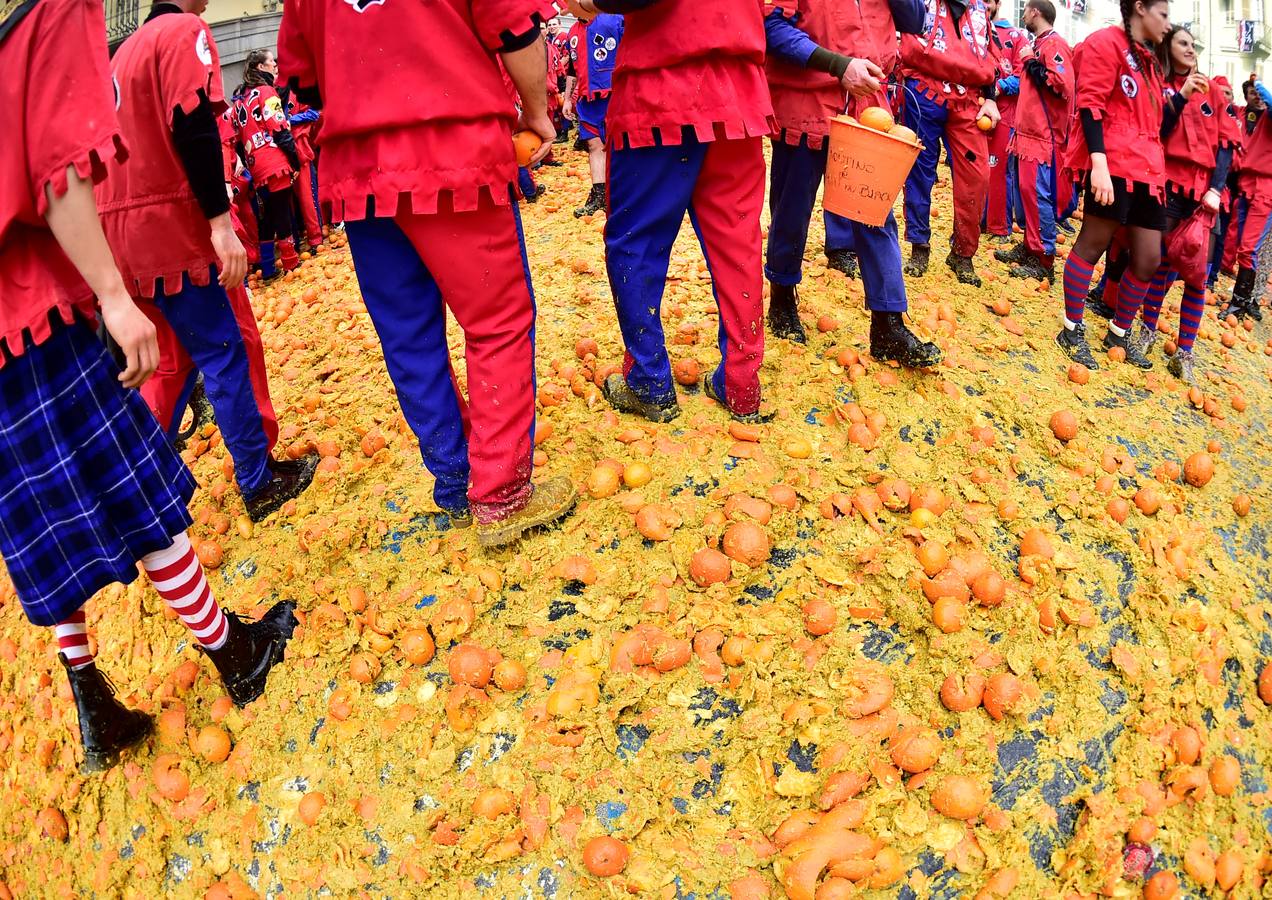 El histórico Carnaval de Ivrea, localidad de Piamonte en la provincia de Turín, representa la guerra civil entre el pueblo y las tropas reales napoleónicas, el día después de la muerte del odiado tirano Raineri de Bramante a manos de la 'Mugnaia' | Los equipos de lanzadores de naranjas a pie (el pueblo) defienden sus plazas de los lanzadores de los carros (el Estado Mayor Napoleónico) a golpe de naranja