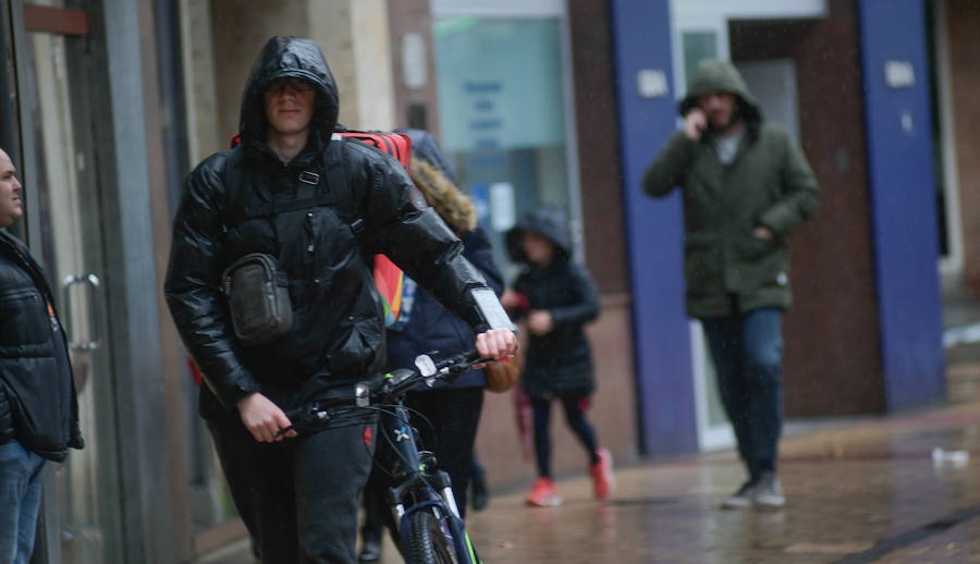 Fotos: Lluvia y viento en Valladolid