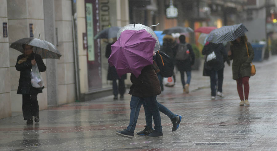 Fotos: Lluvia y viento en Valladolid