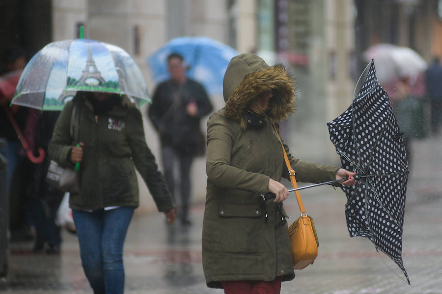 Fotos: Lluvia y viento en Valladolid
