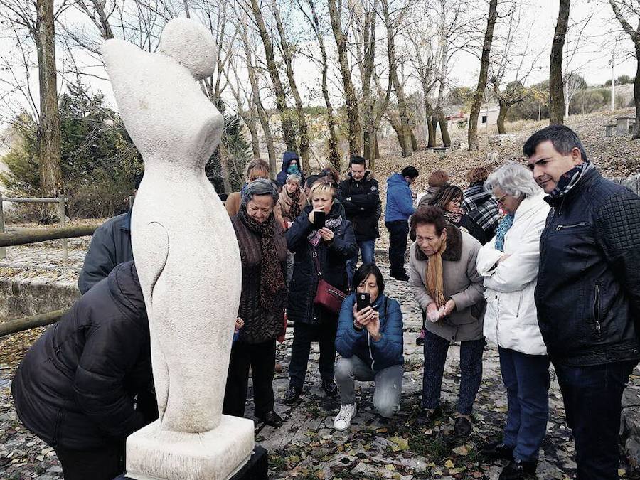 Celebración del Día de la Mujer en torno a una escultura, el año pasado en Autilla del Pino. 